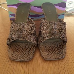 Sz 13 Brown weave slides, NIB